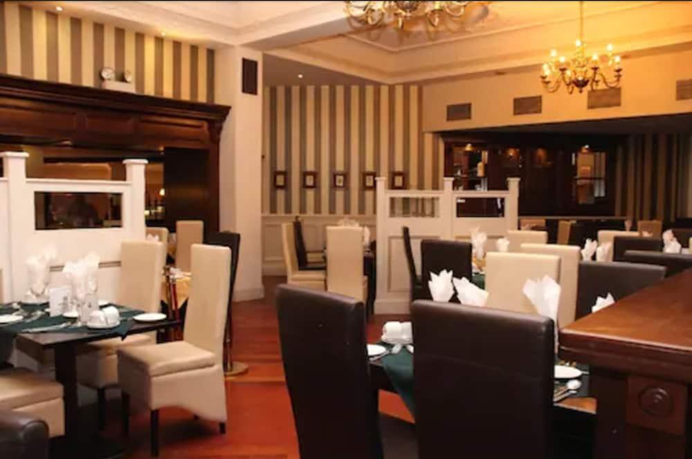 The Royal Hotel & Leisure Centre Брей Екстериор снимка
