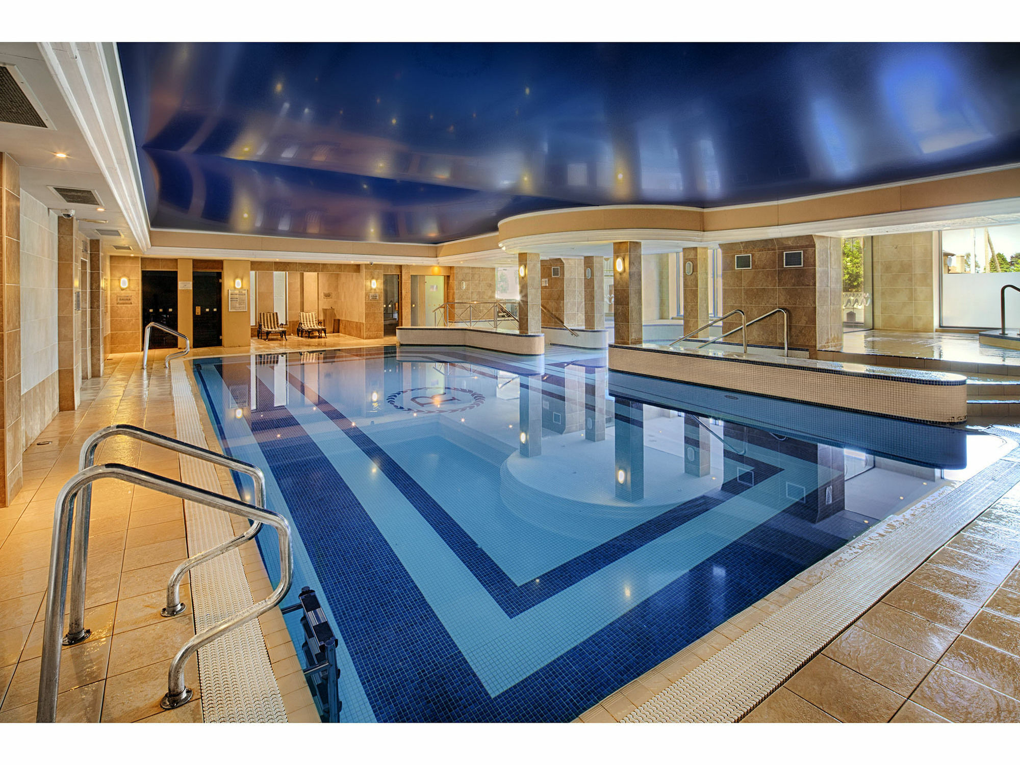 The Royal Hotel & Leisure Centre Брей Екстериор снимка
